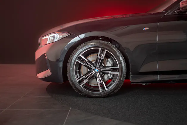 BMW 330d xDrive SAG / LCI / Glasdach / Rückfahrkamera / Ambientebeleuchtung