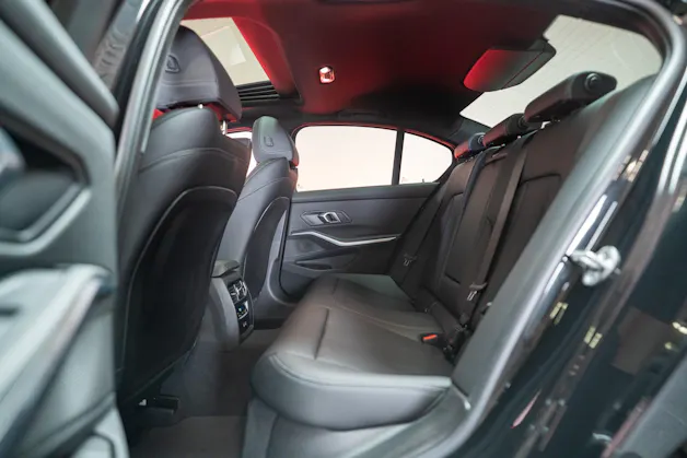 BMW 330d xDrive SAG / LCI / Glasdach / Rückfahrkamera / Ambientebeleuchtung