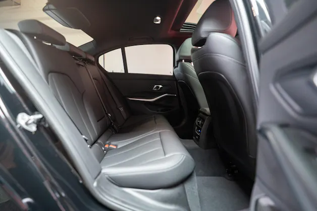 BMW 330d xDrive SAG / LCI / Glasdach / Rückfahrkamera / Ambientebeleuchtung