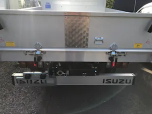 ISUZU M21 T E Box und Kipper