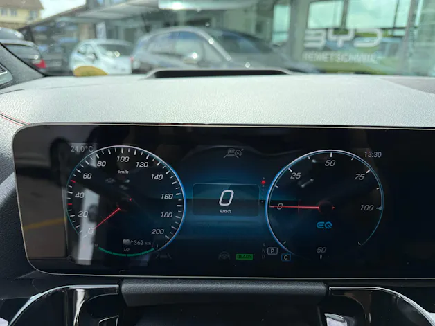 MERCEDES-BENZ EQA 250