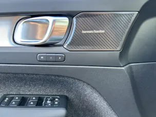 VOLVO XC40 2.0 B3 MH Plus Dark