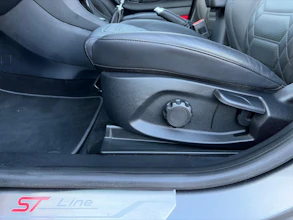 https://vehicle.imgix.net/4448397/947463d7-ae29-4bbf-8e61-9ac66a4718da.jpg