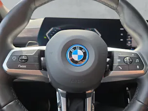 BMW iX2 30 M Sport xDrive U10 (CH) ** Frozen Portimao Blau II métallisé **
