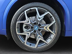 BMW iX2 30 M Sport xDrive U10 (CH) ** Frozen Portimao Blau II métallisé **