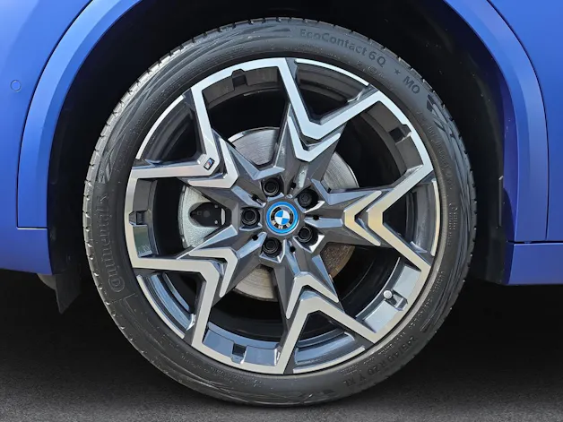 BMW iX2 30 M Sport xDrive U10 (CH) ** Frozen Portimao Blau II métallisé **