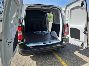 PEUGEOT Partner 1.5 Blue HDi Standard 650kg * Holzboden * Durchladeluke für lange Gegenstände *CarPlay Kabellos