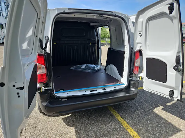 PEUGEOT Partner 1.5 Blue HDi Standard 650kg * Holzboden * Durchladeluke für lange Gegenstände *CarPlay Kabellos