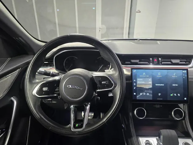 Jaguar F-Pace 2.0 I4 250 R-Dynamic SE AWD
