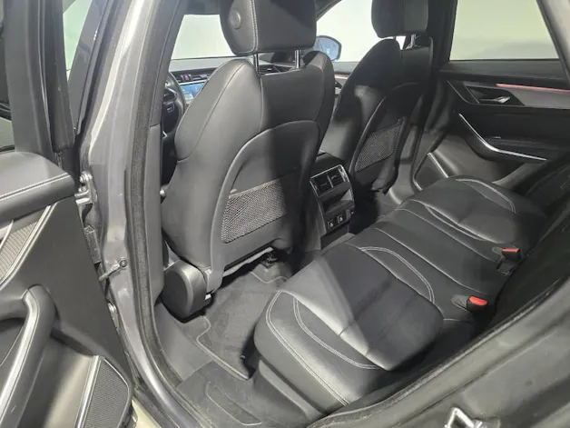 Jaguar F-Pace 2.0 I4 250 R-Dynamic SE AWD