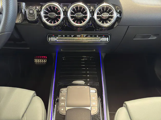 MERCEDES-BENZ EQA 300 Swiss Star AMG Line 4MATIC