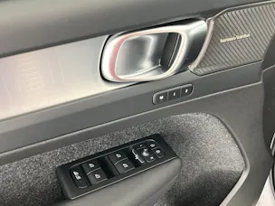 VOLVO XC40 2.0 B3 MH Plus Dark