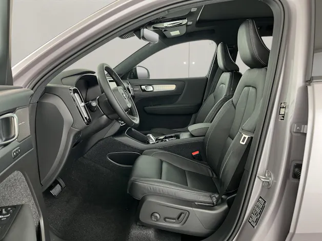 VOLVO XC40 2.0 B3 MH Plus Dark