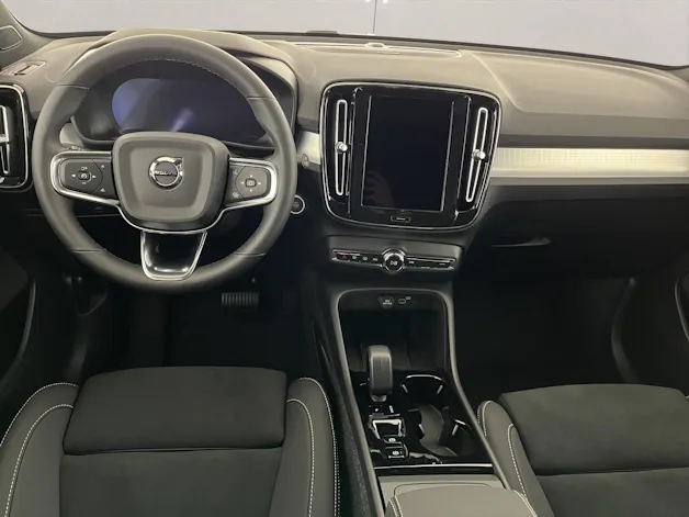 VOLVO XC40 2.0 B3 MH Plus Dark
