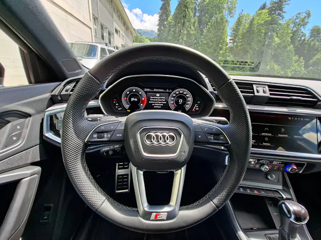 AUDI Q3 40 TDI S line quattro S-tronic *AHK+8-fach bereift*