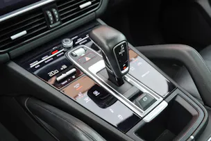 PORSCHE Cayenne Coupé E-Hybrid "*CH Auto * Sièges Chauffants * Tempomat Adaptatif * Caméra 360' * Phares LED*"