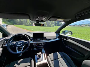 AUDI Q5 40 TDI Black Edition quattro S-tronic *CH-Fahrzeug m. ASSP+8-fach bereift m. Pneu*