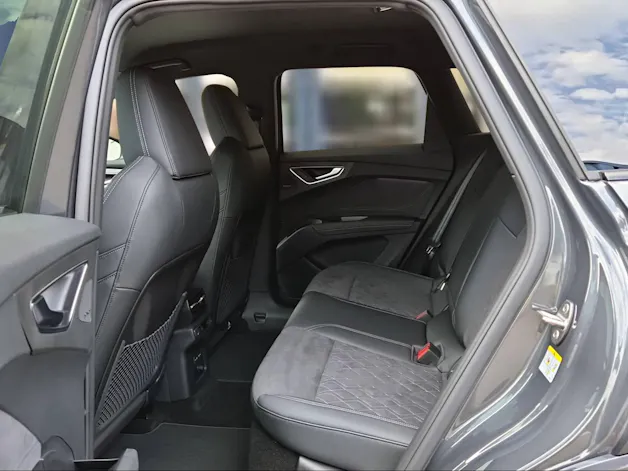 AUDI Q4 e-tron SUV quattro performance Attraction Tamboraggrau Metallic