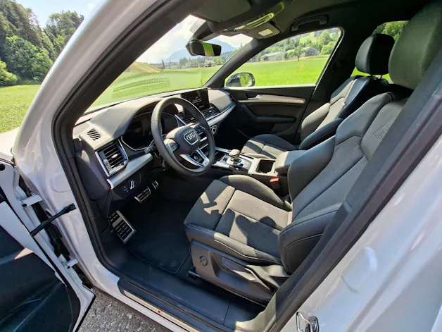 AUDI Q5 40 TDI Black Edition quattro S-tronic *CH-Fahrzeug m. ASSP+8-fach bereift m. Pneu*