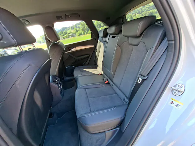 AUDI Q5 40 TDI Black Edition quattro S-tronic *CH-Fahrzeug m. ASSP+8-fach bereift m. Pneu*