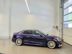 AUDI RS3 Limousine 2.5 TSI quattro S-tronic Purple & Carbon Editon