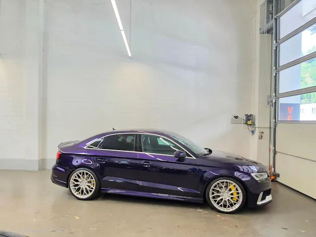 AUDI RS3 Limousine 2.5 TSI quattro S-tronic Purple & Carbon Editon