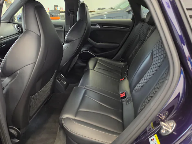 AUDI RS3 Limousine 2.5 TSI quattro S-tronic Purple & Carbon Editon