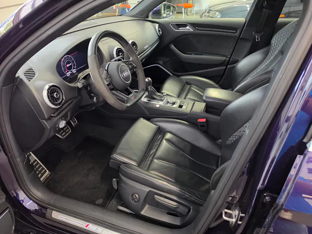 AUDI RS3 Limousine 2.5 TSI quattro S-tronic Purple & Carbon Editon