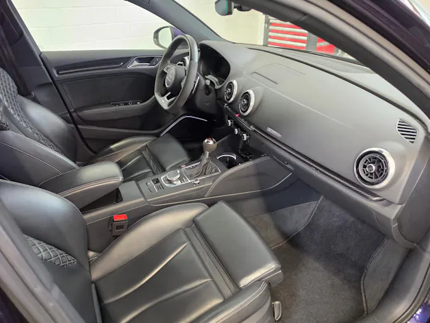 AUDI RS3 Limousine 2.5 TSI quattro S-tronic Purple & Carbon Editon