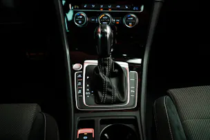 VW Golf VII 2.0 TSI R DSG 4motion / Facelift / Panorama-Schiebedach / Virtual Cockpit