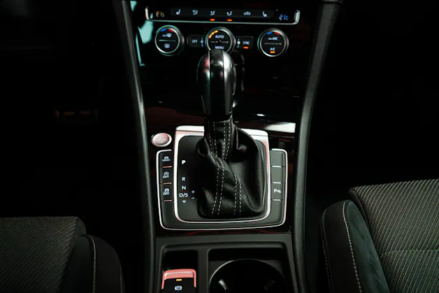 VW Golf VII 2.0 TSI R DSG 4motion / Facelift / Panorama-Schiebedach / Virtual Cockpit