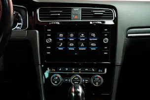 VW Golf VII 2.0 TSI R DSG 4motion / Facelift / Panorama-Schiebedach / Virtual Cockpit