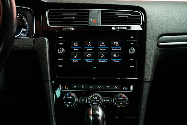 VW Golf VII 2.0 TSI R DSG 4motion / Facelift / Panorama-Schiebedach / Virtual Cockpit