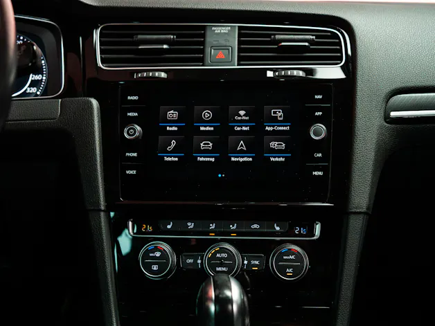 VW Golf VII 2.0 TSI R DSG 4motion / Facelift / Panorama-Schiebedach / Virtual Cockpit