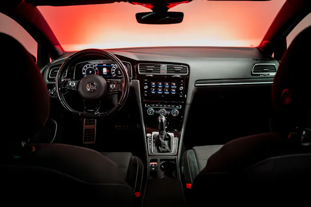 VW Golf VII 2.0 TSI R DSG 4motion / Facelift / Panorama-Schiebedach / Virtual Cockpit