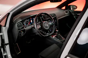 VW Golf VII 2.0 TSI R DSG 4motion / Facelift / Panorama-Schiebedach / Virtual Cockpit
