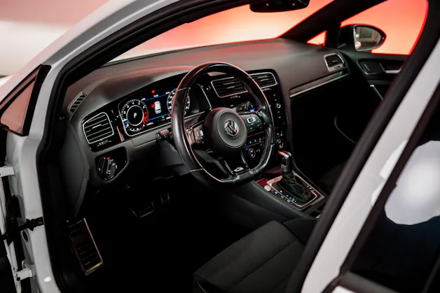 VW Golf VII 2.0 TSI R DSG 4motion / Facelift / Panorama-Schiebedach / Virtual Cockpit