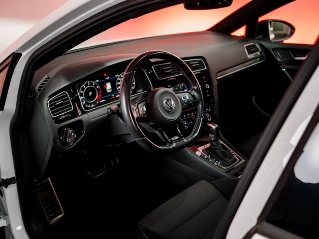 VW Golf VII 2.0 TSI R DSG 4motion / Facelift / Panorama-Schiebedach / Virtual Cockpit