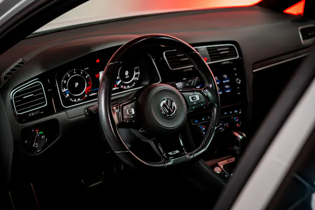 VW Golf VII 2.0 TSI R DSG 4motion / Facelift / Panorama-Schiebedach / Virtual Cockpit
