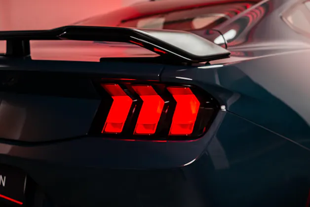 FORD Mustang Coupé 5.0 V8 Dark Horse / CH-Fahrzeug / Rückfahrkamera