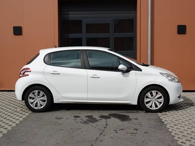 PEUGEOT 208 1.2 VTI " * Véhicule CH * Régulateur de vitesse * intérieur tissus *"