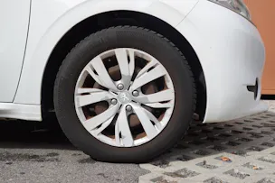 PEUGEOT 208 1.2 VTI " * Véhicule CH * Régulateur de vitesse * intérieur tissus *"