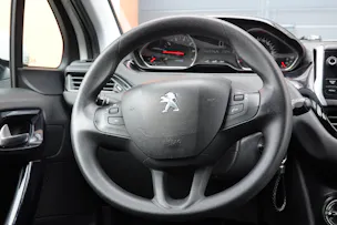 PEUGEOT 208 1.2 VTI " * Véhicule CH * Régulateur de vitesse * intérieur tissus *"