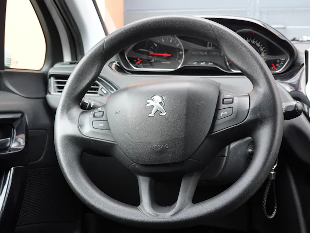 PEUGEOT 208 1.2 VTI " * Véhicule CH * Régulateur de vitesse * intérieur tissus *"