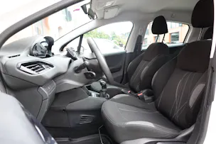 PEUGEOT 208 1.2 VTI " * Véhicule CH * Régulateur de vitesse * intérieur tissus *"
