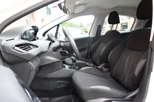 PEUGEOT 208 1.2 VTI " * Véhicule CH * Régulateur de vitesse * intérieur tissus *"