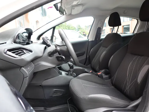 PEUGEOT 208 1.2 VTI " * Véhicule CH * Régulateur de vitesse * intérieur tissus *"