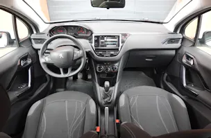PEUGEOT 208 1.2 VTI " * Véhicule CH * Régulateur de vitesse * intérieur tissus *"
