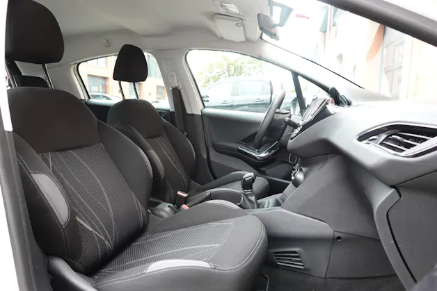 PEUGEOT 208 1.2 VTI " * Véhicule CH * Régulateur de vitesse * intérieur tissus *"