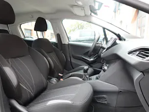 PEUGEOT 208 1.2 VTI " * Véhicule CH * Régulateur de vitesse * intérieur tissus *"